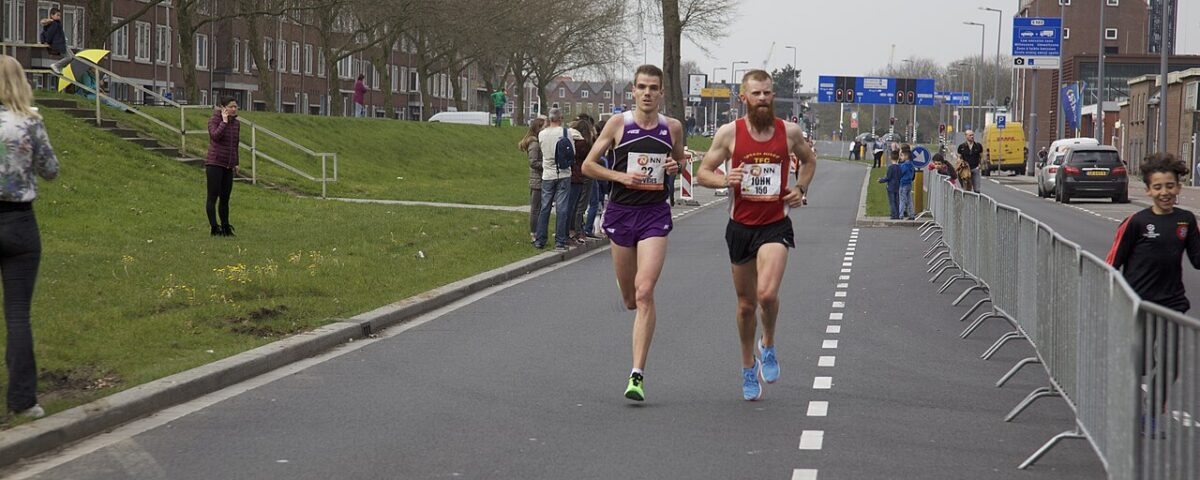 Hardlopers tijdens de Marathon Rotterdam op de Brielselaan
