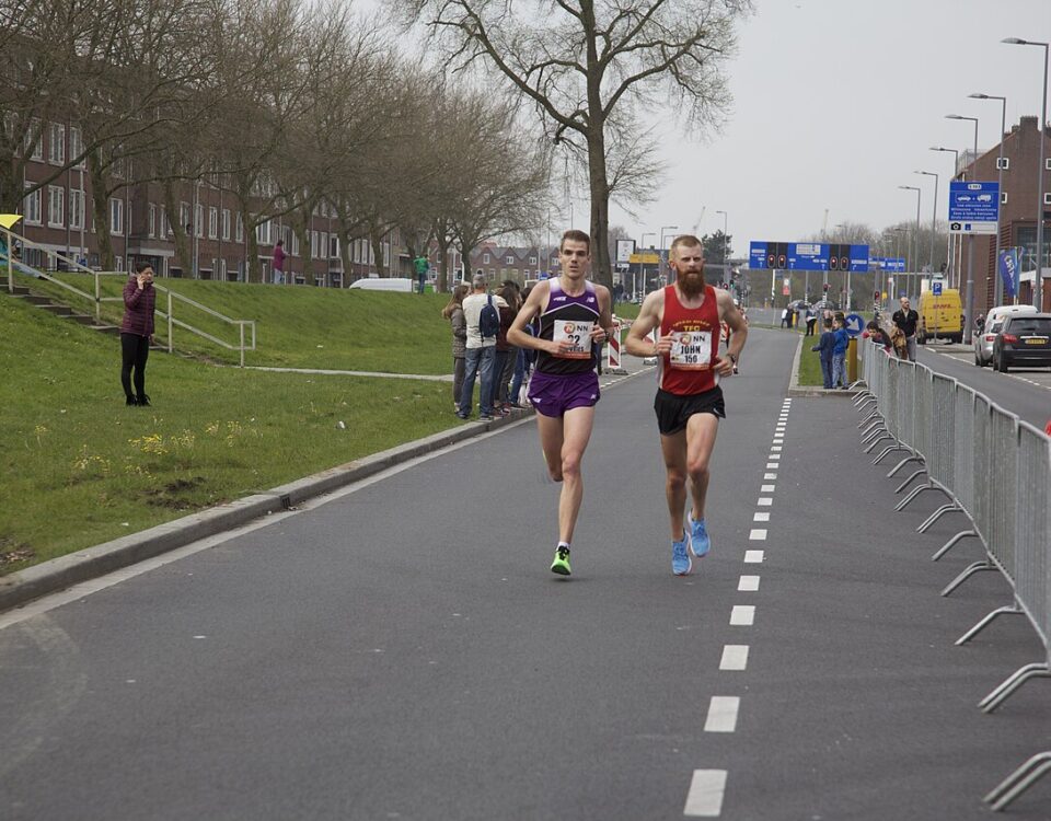 Hardlopers tijdens de Marathon Rotterdam op de Brielselaan
