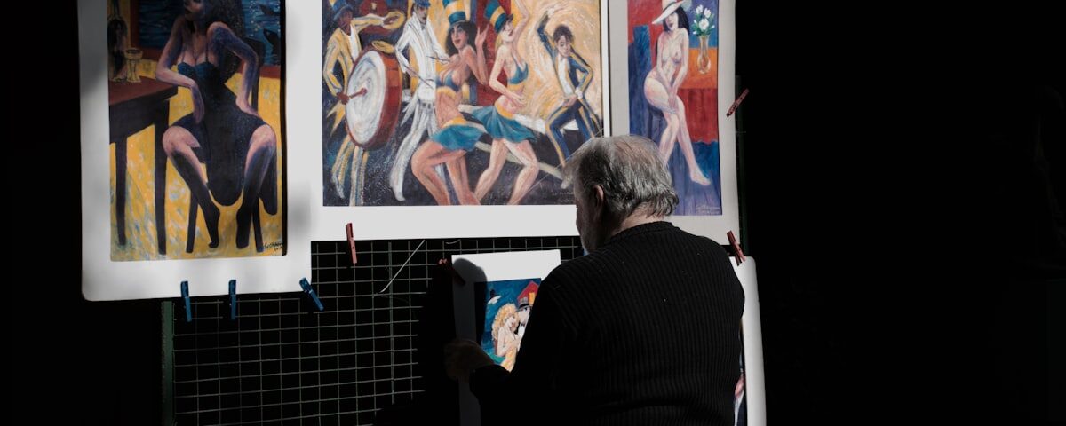 Moderne kunsttentoonstelling in een galerij met schilderijen