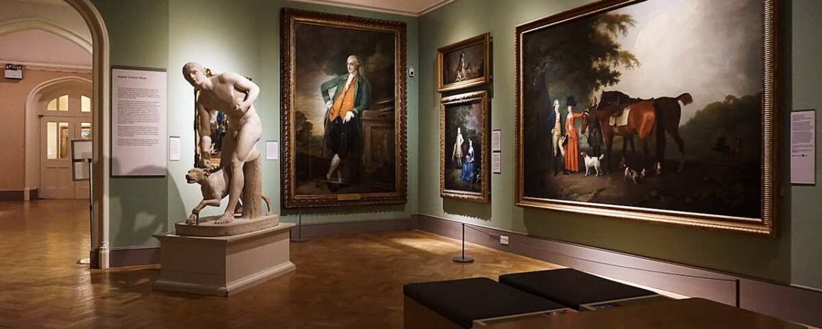 Bezoekers bekijken hedendaagse kunst op een kunstbeurs