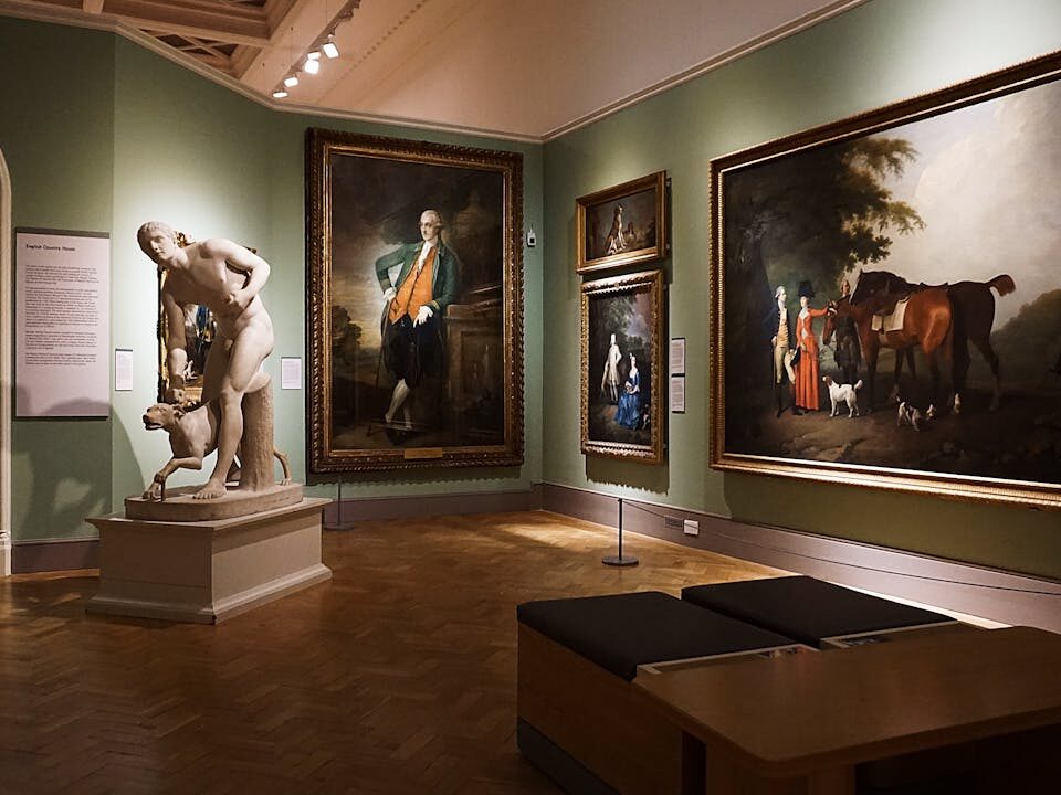 Bezoekers bekijken hedendaagse kunst op een kunstbeurs