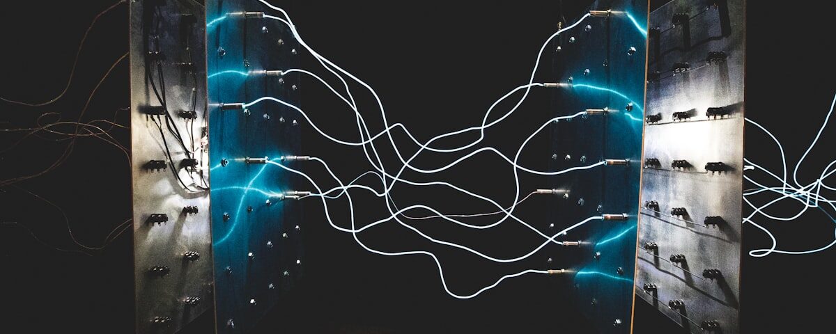 Cruiseschip in de haven van Rotterdam bij zonsondergang