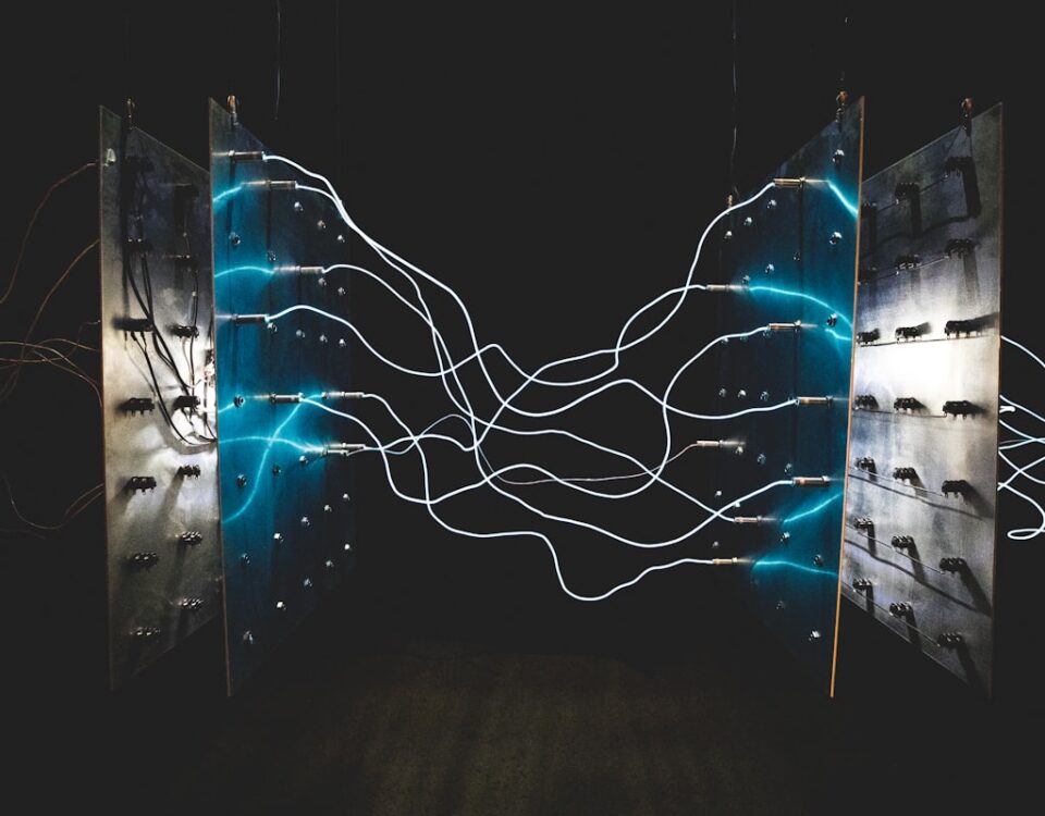 Cruiseschip in de haven van Rotterdam bij zonsondergang